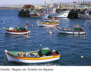 Fischerboote an der Algarve, Portugal