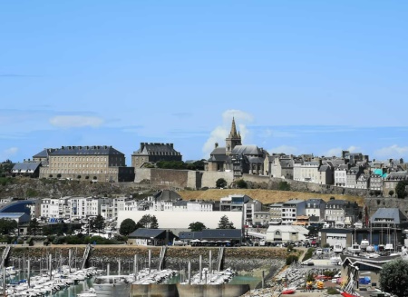 Blick auf Granville mit Notre Dame du Cap Lihou