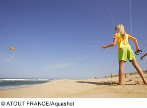 Kind am Strand, Aquitanien