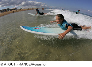Kinder beim Wellenreiten, Aquitanien