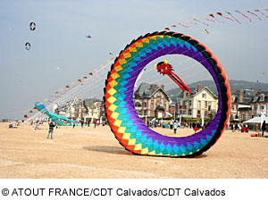 bunte Drachen am Strand, Normandie