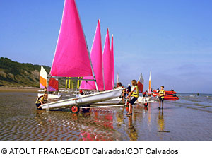 Segelboote am Strand, Normandie